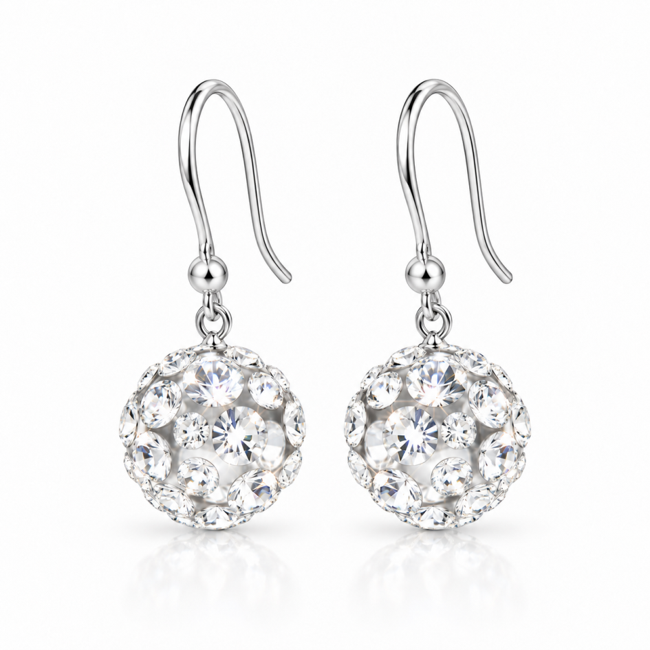 Transparente Kristallkugel-Ohrhänger von CRISTALUNA Jewelry mit Swarovski Kristallen in zwei Größen und Ohrhaken aus 925er Sterlingsilber auf weißem Hintergrund.